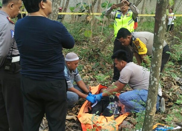 Korban yang tewas gantung diri di Babelan dilakukan otopsi oleh polisi. Ist/Suara Bekasi Online
