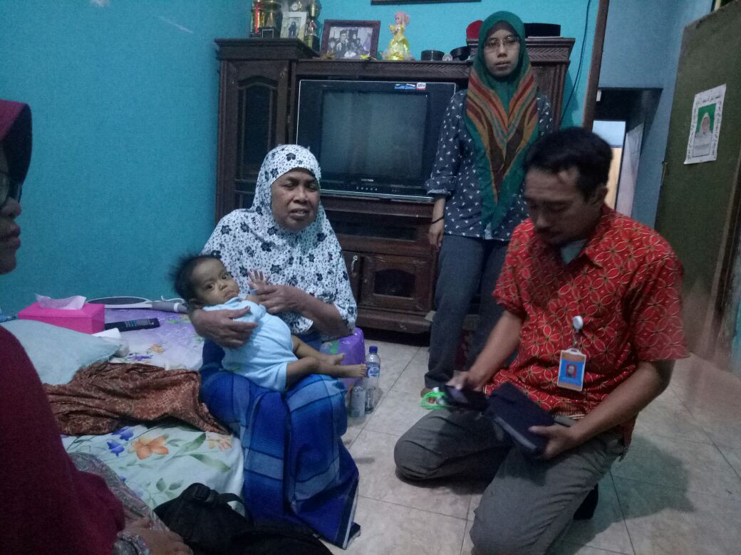 Komisioner KPAD Kabupaten Bekasi mendatangi kediaman Siti Fatimah (26) yang putrinya terkena Alagille Syndrom. Ist/Suara Bekasi Online