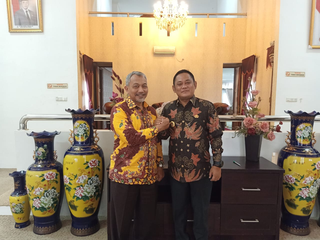 Bupati Bekasi, Eka Supria Atmaja bersama Anggota DPR RI, Ahmad Syaikhu bertemu membahas perbaikan SDN 04 Samudrajaya. Ist/Suara Bekasi Online