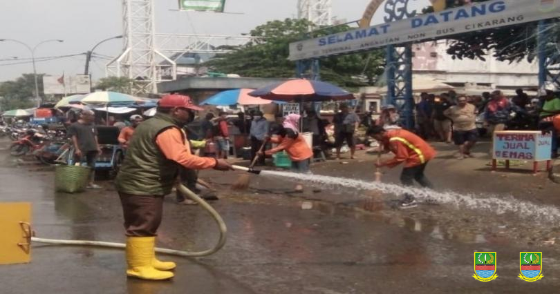 Pasukan orange sedang membersihkan jalan. Ist/Suara Bekasi Online