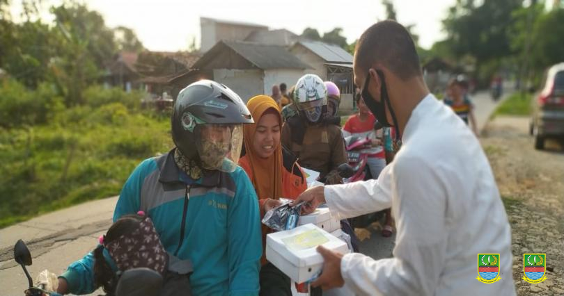 Pembagian nasi box di Tambelang oleh Diskominfosantik. Ist/Suata Bekasi Online