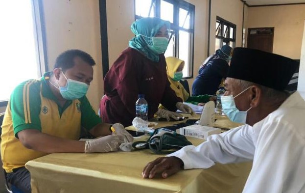 Lansia sedang diperiksa untuk melakukan vaksinasi di kecamatan. Ist/Suara Bekasi Online