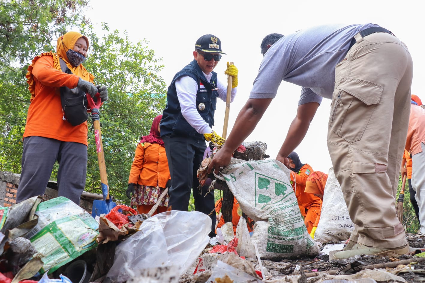 Pj Bupati Bekasi Dani Ramdan bersama TNI-POLRI, pemerintah kecamatan Cikarang Selatan melakukan bersih-bersih tempat sampah liar. Ist/Suara Bekasi
